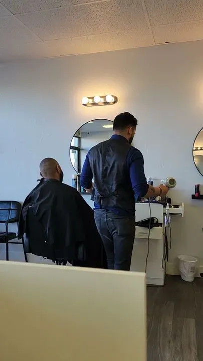 https://cdn.salonspotlight.com/photos/Qe9uMeKTExs00QSJtPvu/01cd5628-e4d4-423d-b2a2-d922a099afbc_720x720