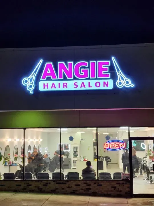 https://cdn.salonspotlight.com/photos/Qe9uMeKTExs00QSJtPvu/3b4a39d1-691e-4039-a487-a6a43a794492_720x720
