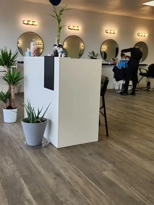 https://cdn.salonspotlight.com/photos/Qe9uMeKTExs00QSJtPvu/4fe2016e-7a82-4fe8-b5b8-a2dddeee4c80_720x720