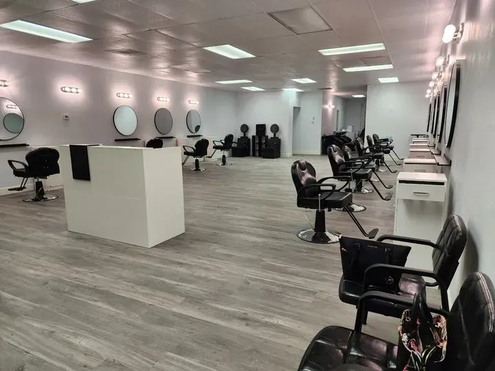 https://cdn.salonspotlight.com/photos/Qe9uMeKTExs00QSJtPvu/7c8e3e9e-f8ec-4e51-808b-1b4b9396a214_720x720