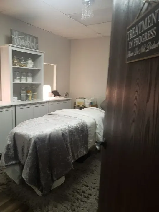 https://cdn.salonspotlight.com/photos/QgZQ1jh13roWIfm8HTyp/c8f2edb8-4ec7-4ff3-9b54-ca8a37a9306d_720x720