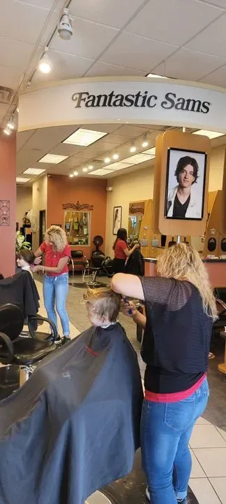 https://cdn.salonspotlight.com/photos/Qj20LaRRSG3apBVIUe1o/2df6ebe5-6d4c-45e4-9967-13fc24122c4d_720x720