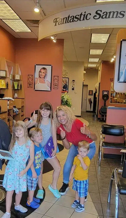 https://cdn.salonspotlight.com/photos/Qj20LaRRSG3apBVIUe1o/2f0c43ec-3489-4af5-81c7-2eb798899fbb_720x720