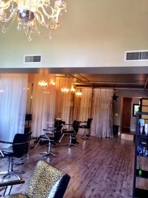 https://cdn.salonspotlight.com/photos/QjNUcW05GMTIt4djiFtx/38376ef2-68ff-4647-a14a-d4dd520b30e9_720x720