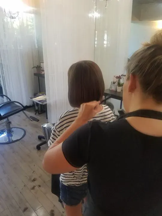 https://cdn.salonspotlight.com/photos/QjNUcW05GMTIt4djiFtx/bba8c1d6-c429-49f2-8dcf-ec7f9c94844a_720x720