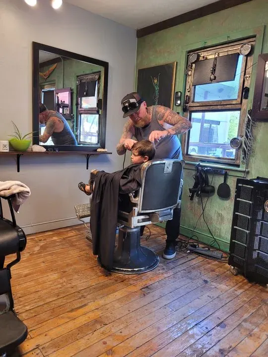 https://cdn.salonspotlight.com/photos/QjWSJOLFtioQlbDSCoH6/2317cb0b-3e9a-48b1-ba9b-56a194a25737_720x720