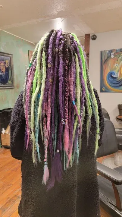 https://cdn.salonspotlight.com/photos/QjWSJOLFtioQlbDSCoH6/d2923197-e57b-480f-8fbe-39e74018cf15_720x720