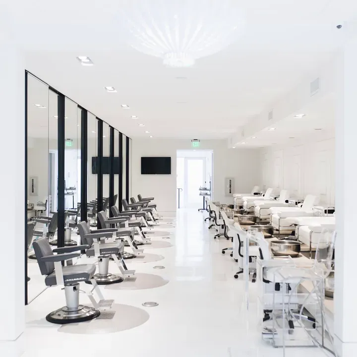 https://cdn.salonspotlight.com/photos/QjYwWDsNPamjugVT3iL4/e3229682-ffd2-4087-b012-676860fec5c4_720x720