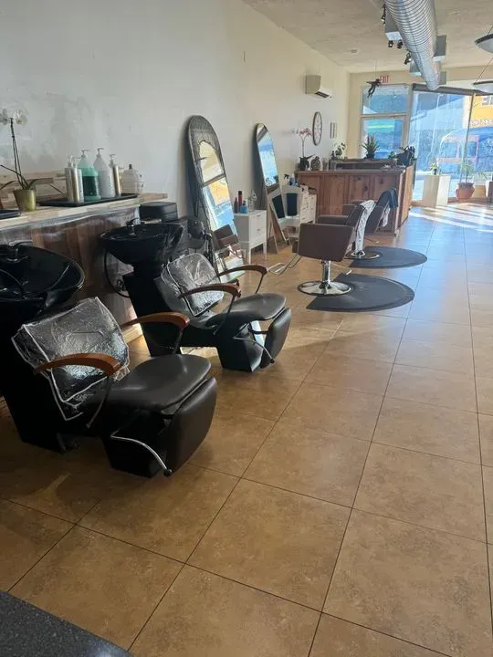 https://cdn.salonspotlight.com/photos/QmKTDVKXflTQnoV3Axsq/a3edb3eb-0ce2-45fc-936c-c93ddafbeda3_720x720