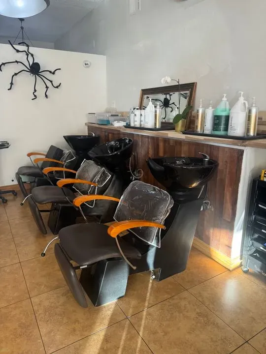 https://cdn.salonspotlight.com/photos/QmKTDVKXflTQnoV3Axsq/dd261aa9-ee82-48d0-a738-a27a54f98911_720x720