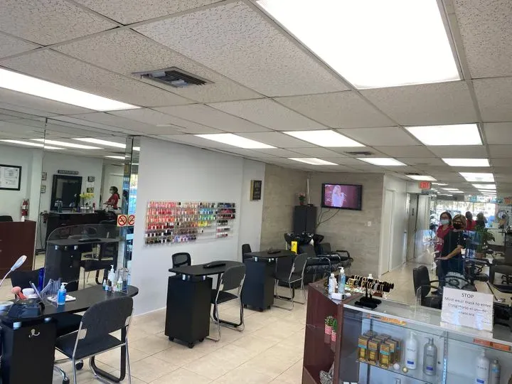 https://cdn.salonspotlight.com/photos/QsiST6WiiZbwn53jZST9/198f7455-05cb-4acd-9a87-a441ec612c9d_720x720