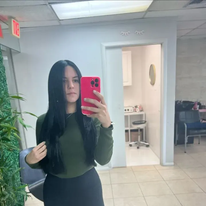 https://cdn.salonspotlight.com/photos/QsiST6WiiZbwn53jZST9/bd11b328-93be-40f8-80c4-d4865b50da60_720x720