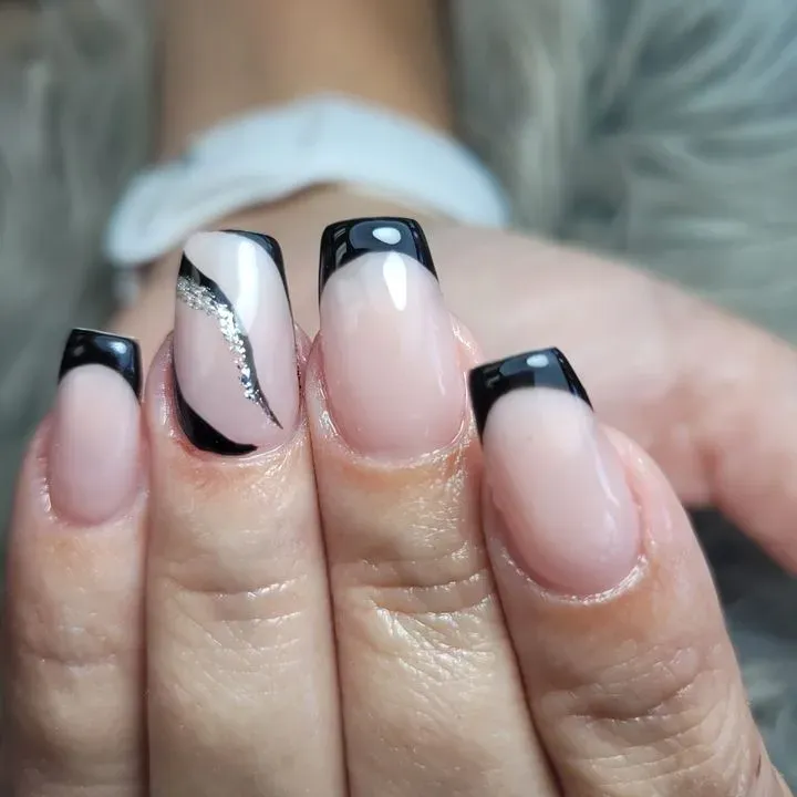 https://cdn.salonspotlight.com/photos/QsiST6WiiZbwn53jZST9/e5d93508-6901-4428-9a29-79948e90f446_720x720