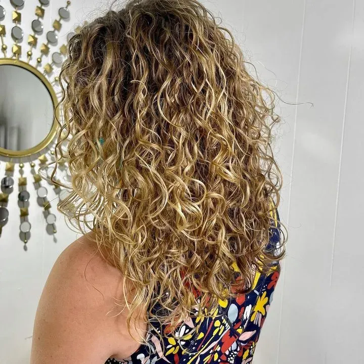 https://cdn.salonspotlight.com/photos/Qu6WF2M4YrgpXzLBlUQD/dbae706b-a1db-421a-aaf6-a6cd26882659_720x720