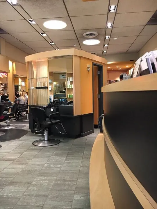 https://cdn.salonspotlight.com/photos/QuEmeOgmLTR1SNHjVEKS/03eef032-f6a3-4816-bc31-b76d32709748_720x720
