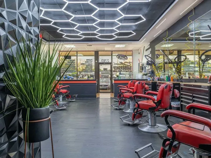 https://cdn.salonspotlight.com/photos/QyRpu0hRCs48SJyolpUV/f9e35a58-5d9f-47a7-b451-2c988c934f48_720x720