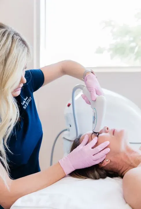 https://cdn.salonspotlight.com/photos/Qzh1VsgsykYqfdaHBC1x/77cebf22-7b68-4338-9c56-2b19d6afa2b6_720x720