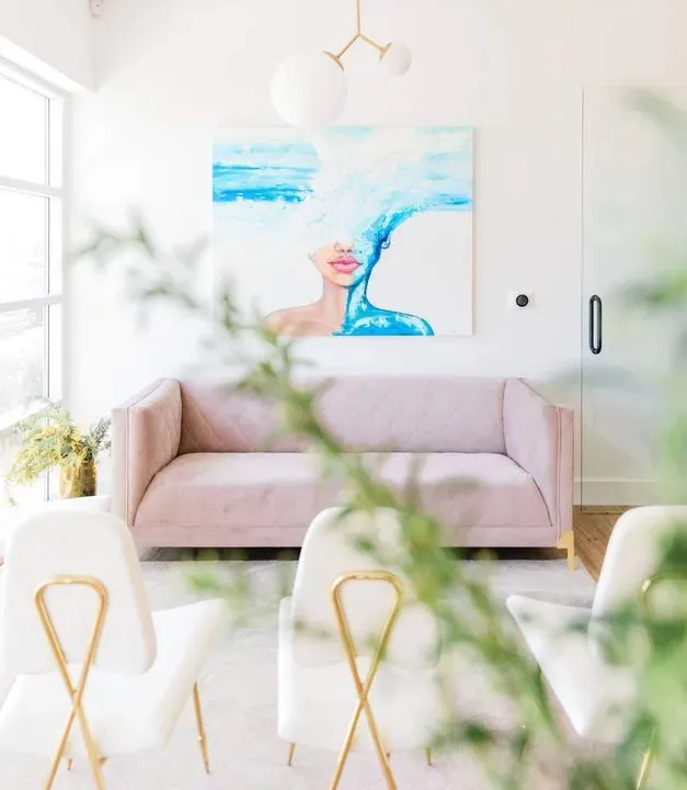 https://cdn.salonspotlight.com/photos/Qzh1VsgsykYqfdaHBC1x/a7c2d8fb-b0fe-43a2-8e56-9de4ef3fe30c_720x720