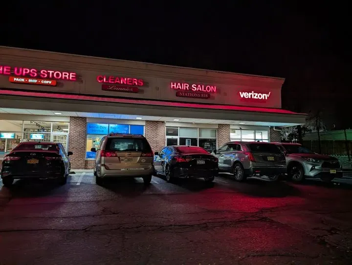 https://cdn.salonspotlight.com/photos/R09hbkEQkUL4Eot2azjJ/a1fa6393-9cec-4230-8499-07235b5e6982_720x720