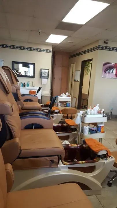 https://cdn.salonspotlight.com/photos/R0JfSqdndRBlU8sNo6xb/565d1306-e71c-4ad1-afbb-c0c7d59cf27e_720x720