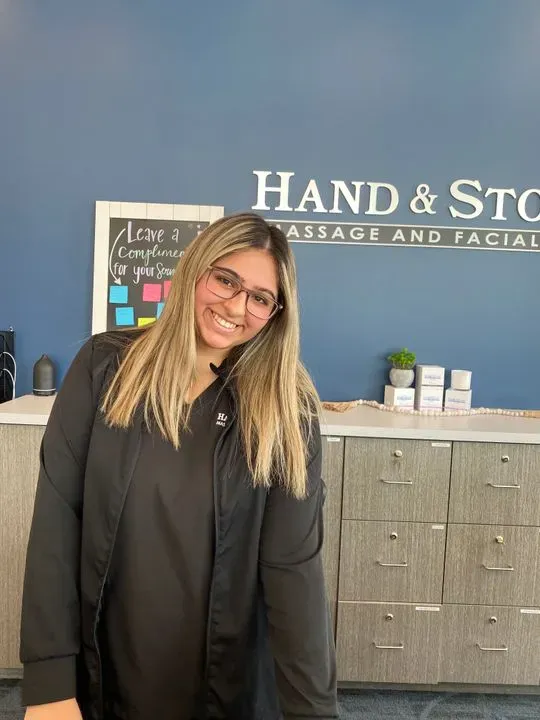 https://cdn.salonspotlight.com/photos/R0OVICEsaPhJ8RMJ0nV5/789505a4-9932-418c-b538-943b4586e426_720x720