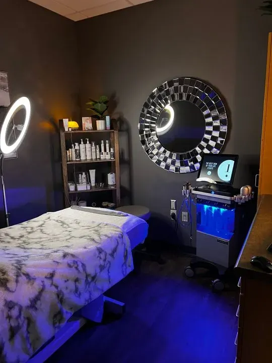 https://cdn.salonspotlight.com/photos/R1zYd5GHOGyyCttLg8zD/dd7cafb3-872e-4309-9cc3-1b81b4a01bf7_720x720