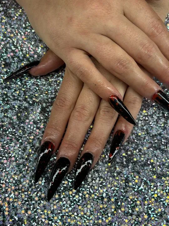 https://cdn.salonspotlight.com/photos/R26GIgsNmfKxTTave4dB/d0099355-0227-41a3-bdd7-92a777272aa2_720x720