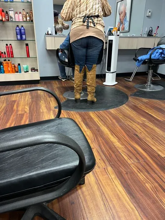 https://cdn.salonspotlight.com/photos/R2LAnwfzDhVBebefJzmI/5024424e-18d3-47e1-bce9-abe978197a07_720x720