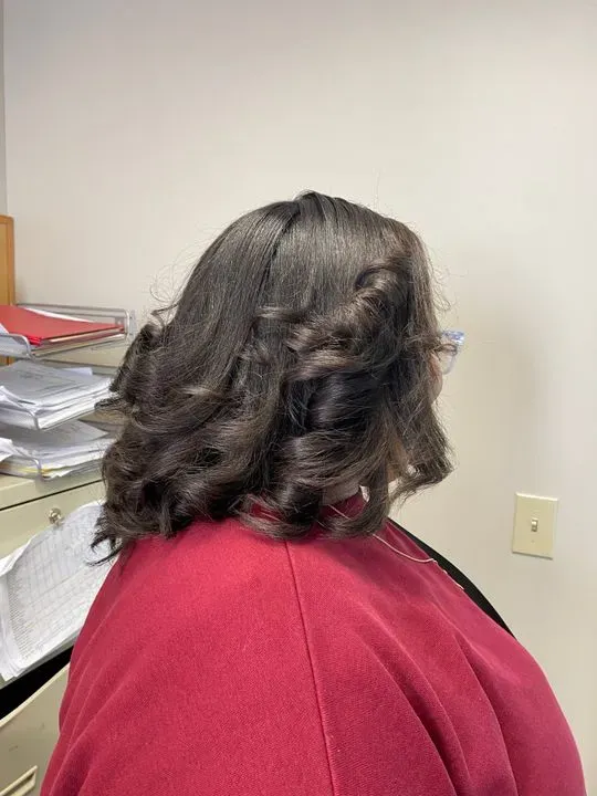 https://cdn.salonspotlight.com/photos/R2LAnwfzDhVBebefJzmI/e7775bb8-ae5b-4ffb-a54b-f4315d2e45af_720x720