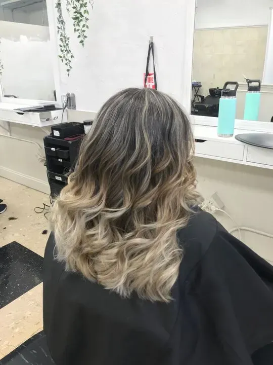 https://cdn.salonspotlight.com/photos/R4Uk1OKz7YaJok4ewwn8/84a26782-a1d8-4320-a313-d18372314fc0_720x720