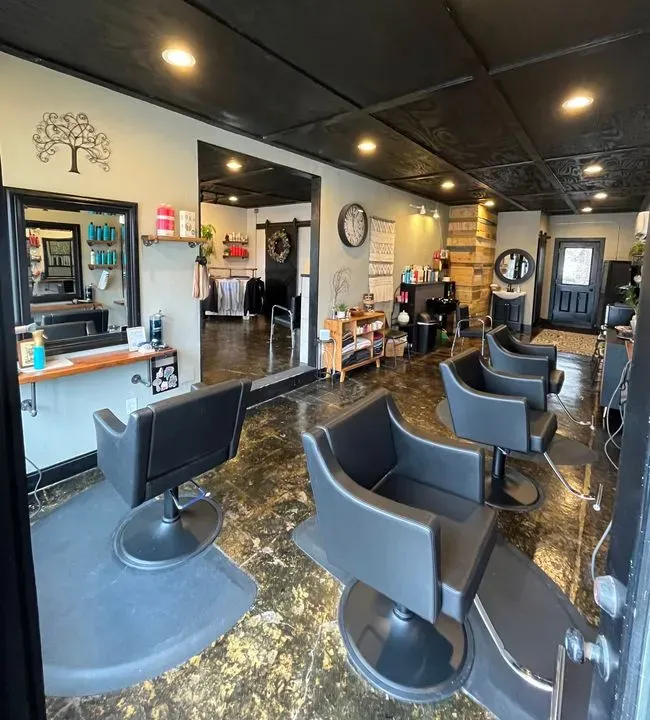 https://cdn.salonspotlight.com/photos/R6mTAa7ealHyBsTn333K/068ee0f7-441c-48b3-a60d-e1271a6541c2_720x720