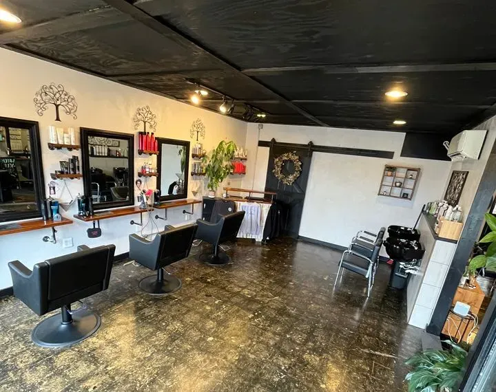 https://cdn.salonspotlight.com/photos/R6mTAa7ealHyBsTn333K/28ae8fbe-b224-4a1c-ba30-0d72c36f3e55_720x720