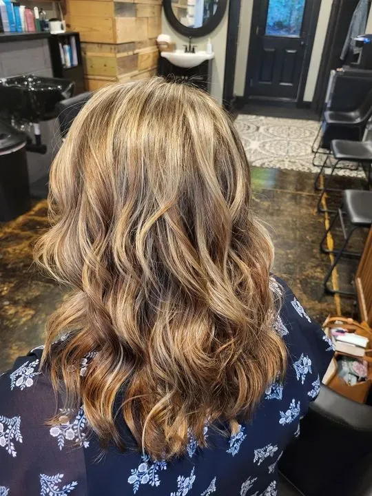 https://cdn.salonspotlight.com/photos/R6mTAa7ealHyBsTn333K/dbe1bf07-7da2-4b4d-bcb5-9bf88ef908b7_720x720