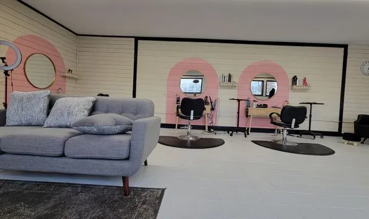 https://cdn.salonspotlight.com/photos/R716P6lIOae6UAl0yhv1/59ab2d58-8a49-4f8a-a306-b39f8d4b30b6_720x720