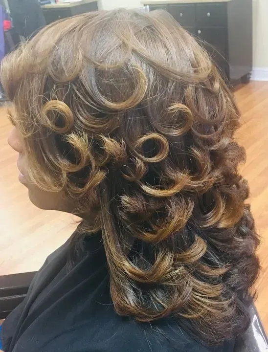 https://cdn.salonspotlight.com/photos/R8axejkaJWibsTTRK9Jc/c7a112cb-8f1e-479e-95f8-adcbdba0fd6e_720x720