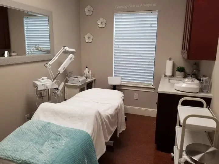 https://cdn.salonspotlight.com/photos/RAj5OyHP5UUKaAQkTeQB/d2253b2d-d273-45ca-bbbe-ef94adaafab9_720x720