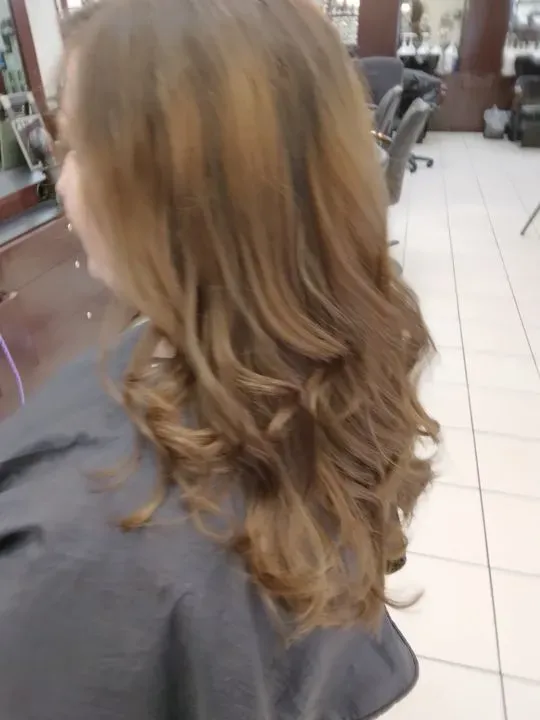 https://cdn.salonspotlight.com/photos/RBgjLXYAIBSXR4YVJPrX/c3cc09bb-3eaa-4fcc-8e1e-d82643487a49_720x720