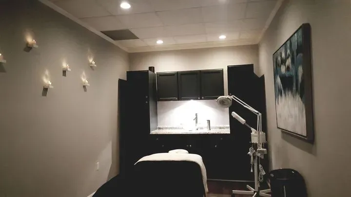 https://cdn.salonspotlight.com/photos/RNsET1gy3yTAZd9iaqfK/cb2f7bcc-9600-4222-b05e-f34a542f63a0_720x720
