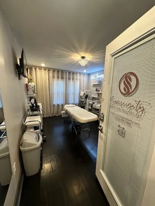 https://cdn.salonspotlight.com/photos/RNyd3HRnLrdz8wrJBolB/595c18b1-9b45-4d97-b34a-9948ef90c321_720x720