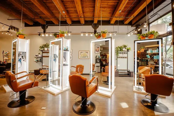 https://cdn.salonspotlight.com/photos/RO97J7K2XiH1mVS1FBuA/8b732878-3f23-4177-9e2b-87aa5cf907a8_720x720