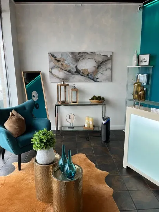 https://cdn.salonspotlight.com/photos/RQriV33E2Ywk30ugKyrJ/b7fa0e96-50a2-43f7-ac35-433c5331b016_720x720