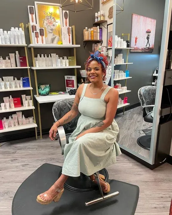 https://cdn.salonspotlight.com/photos/RRf7zfuhD3ij6G8pRhm3/d88255f2-af6e-4f35-a74d-1ed149340858_720x720