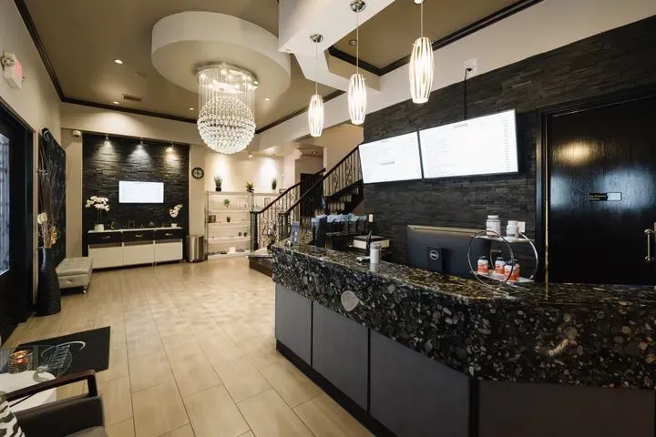 https://cdn.salonspotlight.com/photos/RSxhYaL8nPDP1XBRCVCM/04ea509d-a67a-462f-b519-fabd83ee0d04_720x720