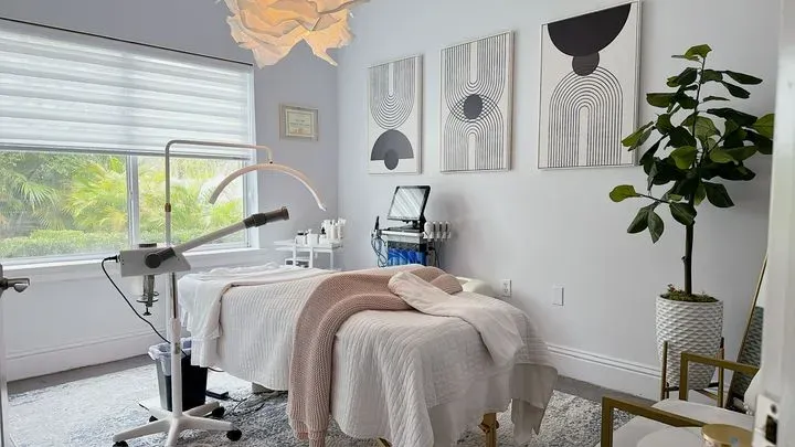 https://cdn.salonspotlight.com/photos/RT6GcRNcZtY65586szSL/827f36ce-c283-4e39-bd02-35703896e096_720x720