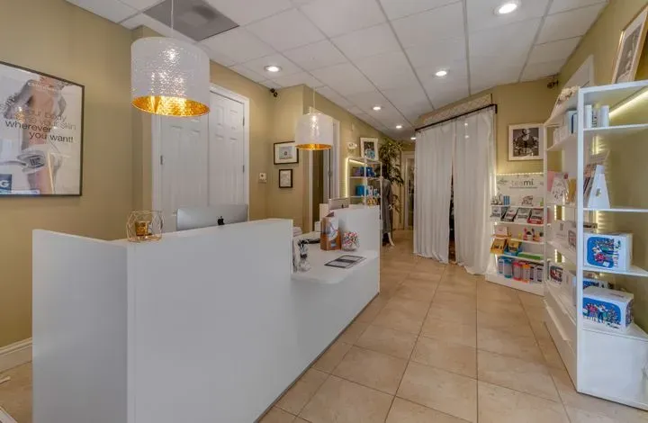 https://cdn.salonspotlight.com/photos/RT6GcRNcZtY65586szSL/d8431673-e948-418c-9f47-491851d22804_720x720