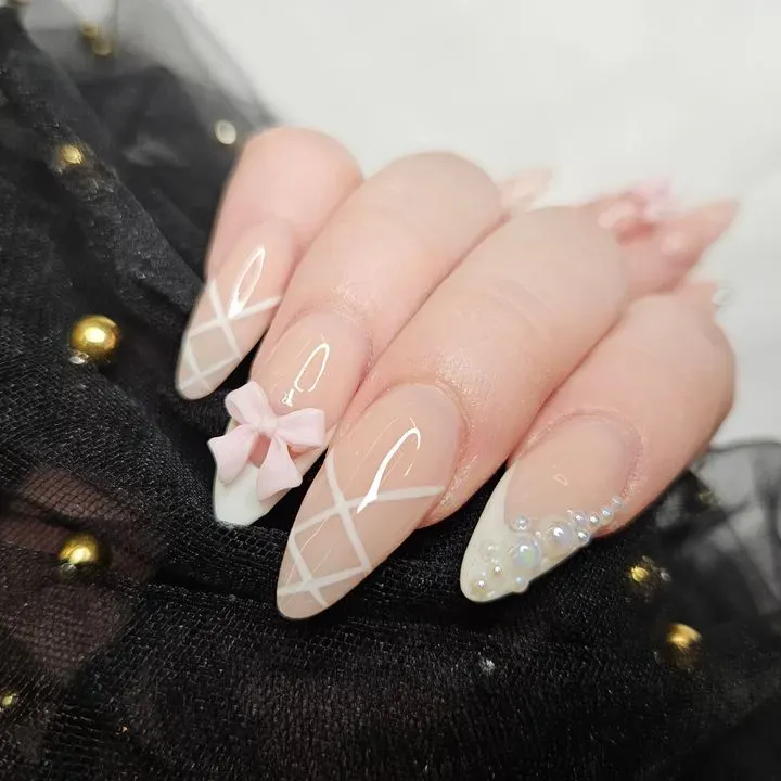 https://cdn.salonspotlight.com/photos/RUGFLxLNiWBZrCAAltNr/eed3bee5-d252-4e6e-8d34-5a257ef588c7_720x720