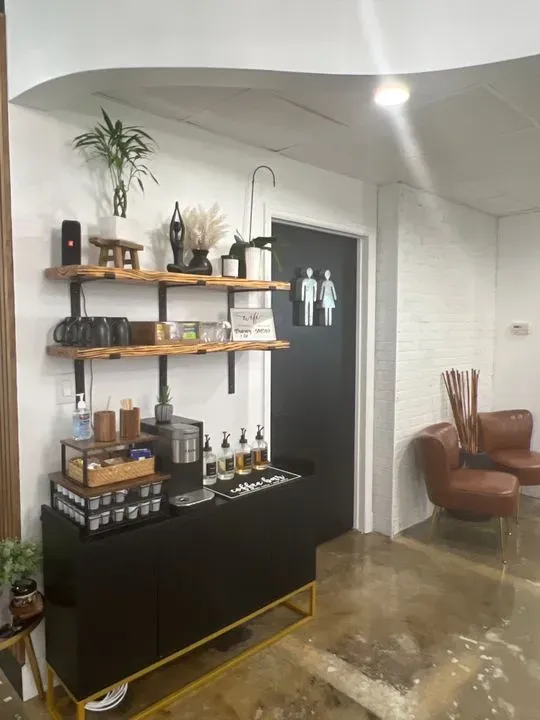 https://cdn.salonspotlight.com/photos/RUk7GITTwvVL5CQdyYlX/0219288a-605f-4787-baa4-5c7dcbc54543_720x720