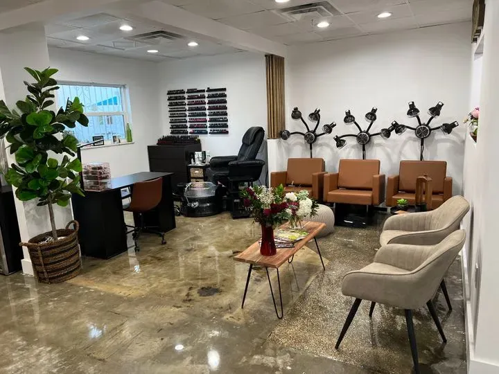 https://cdn.salonspotlight.com/photos/RUk7GITTwvVL5CQdyYlX/45c83534-697c-4086-b367-fbf5cc9c3c98_720x720