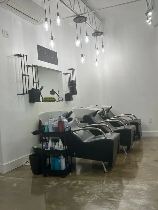 https://cdn.salonspotlight.com/photos/RUk7GITTwvVL5CQdyYlX/6873dd63-187b-4e3d-9913-a81b5197c4fb_720x720