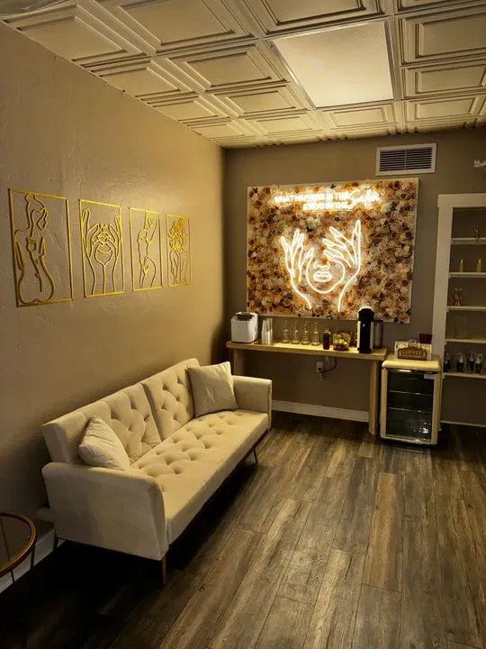 https://cdn.salonspotlight.com/photos/RVqRwJT60A5JcpuM4q3O/8b8b367c-6c7f-47f0-8640-080a48852281_720x720